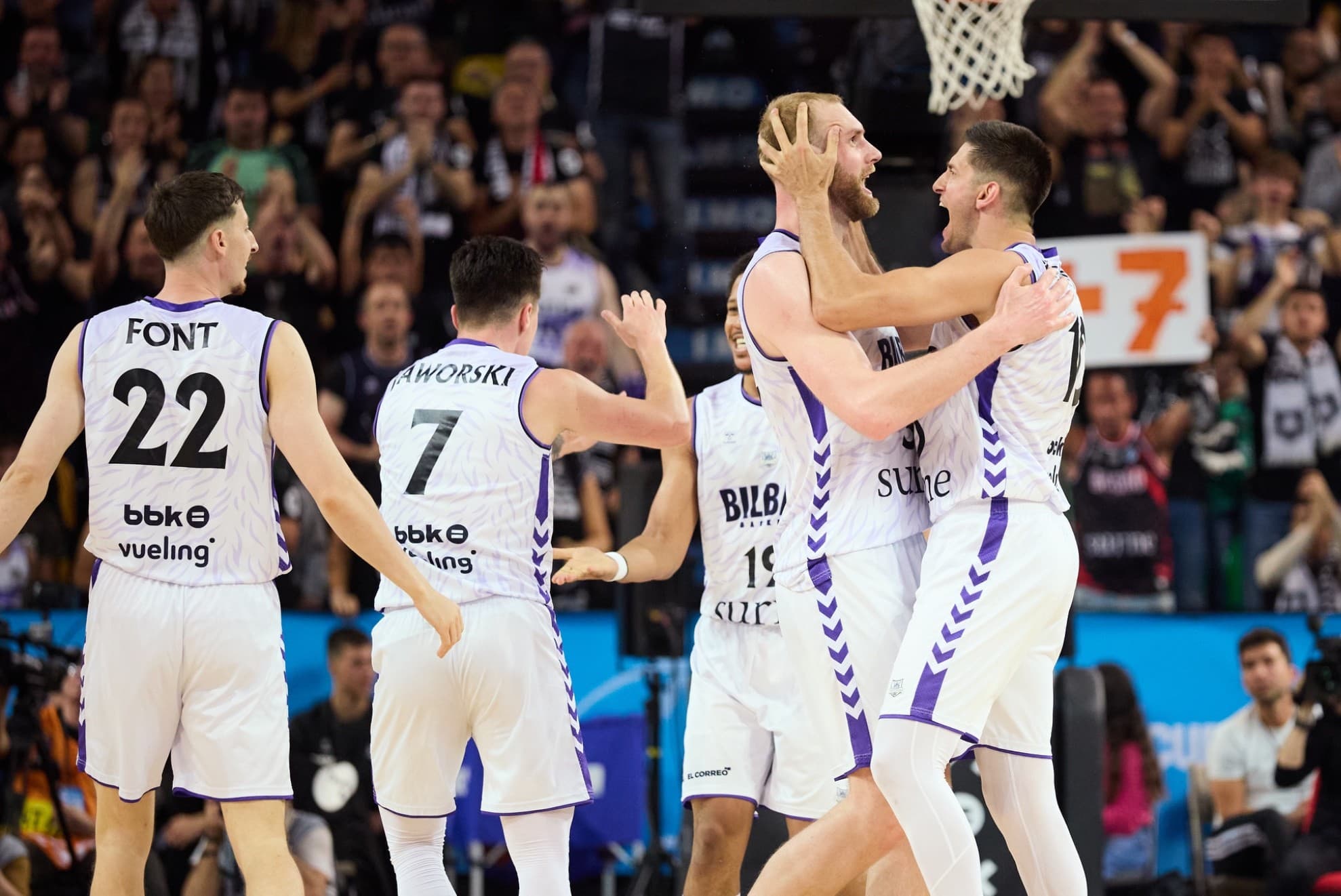 Los jugadores de Surne Bilbao remontaron a PAOK para ser campeones.