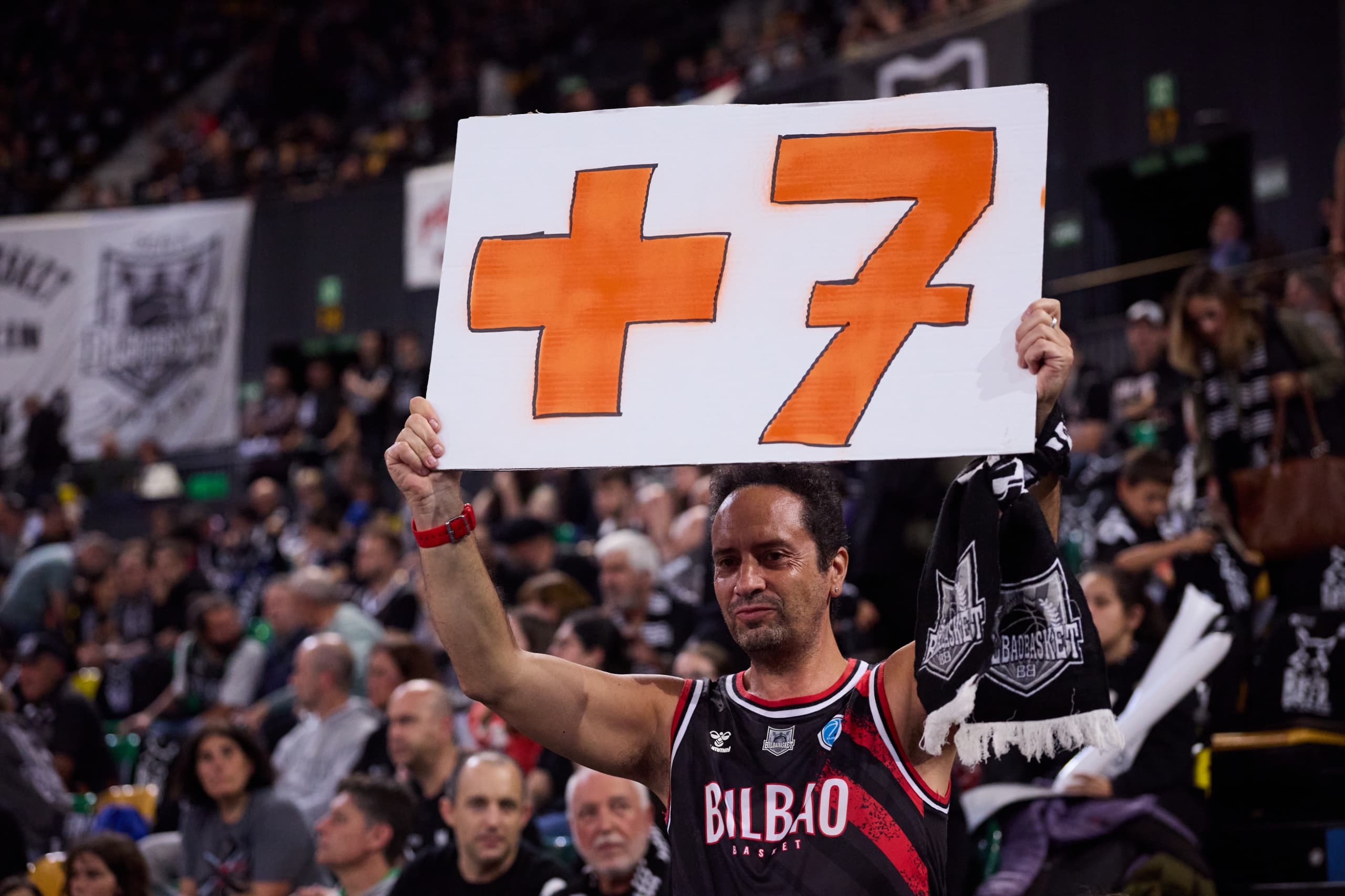 Un aficionado luce una pancarta con el objetivo inicial para la remontada.