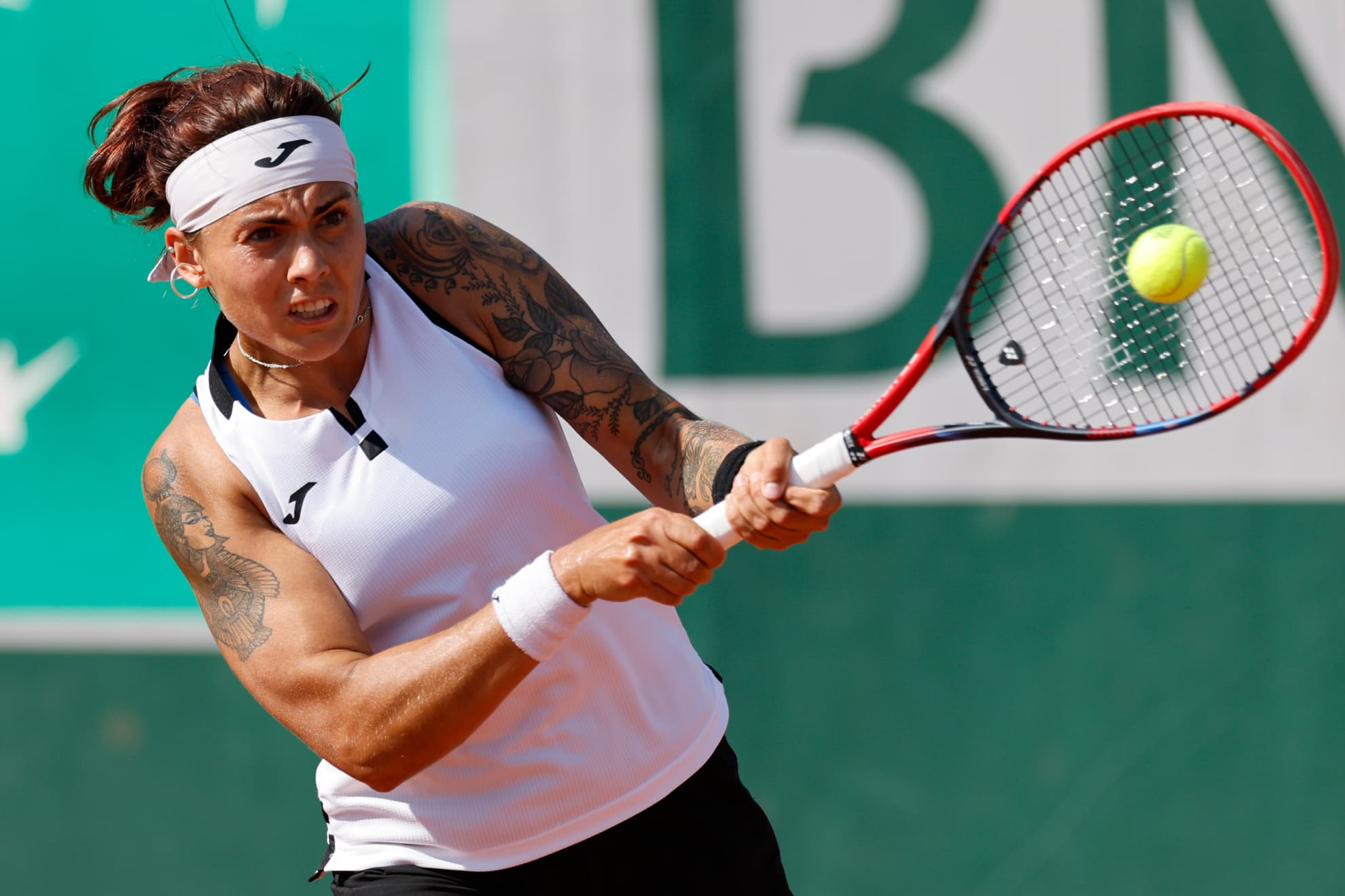 Aliona Bolsova durante un partido en Roland Garros 2023.