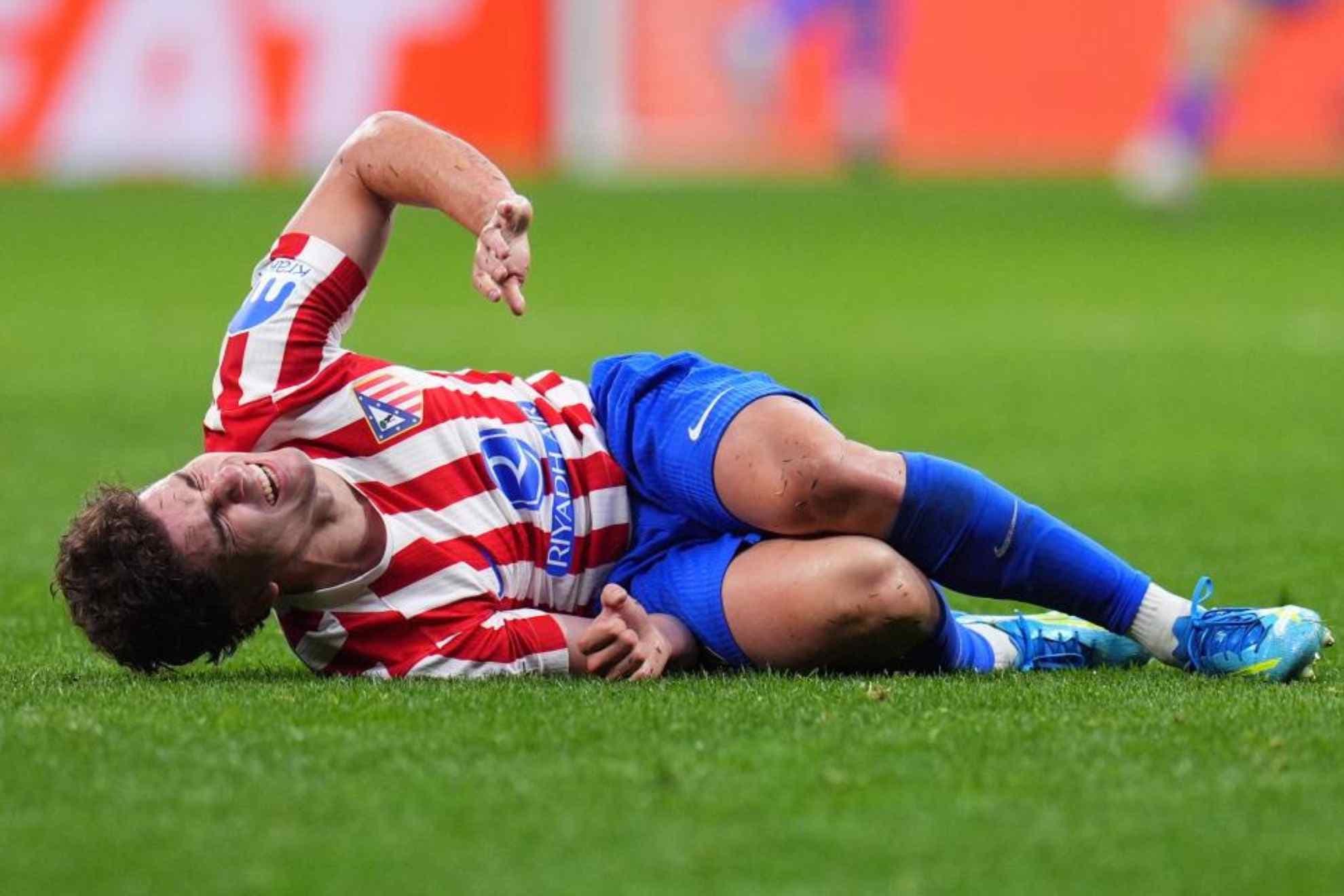 Julián Álvarez del Atlético de Madrid durante el partido de semifinal de la Liga de Campeones contra Arsena. (AP Foto/Manu Fernández)