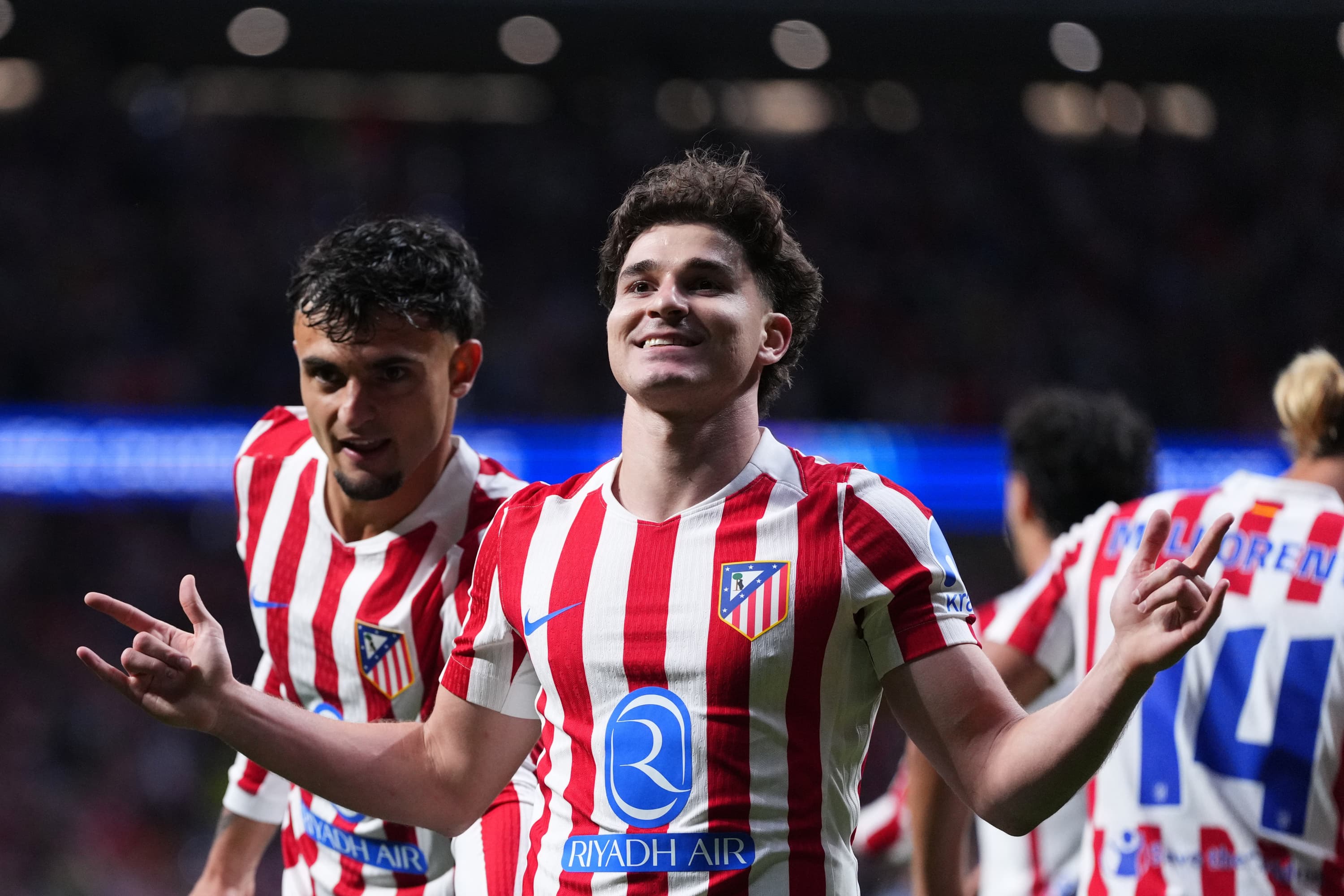 Julián Álvarez celebra un gol con el Atlético.
