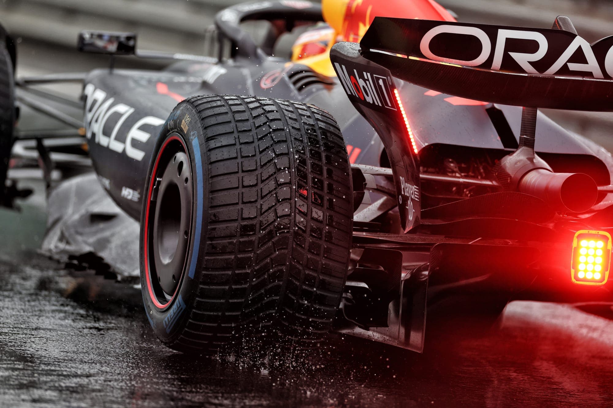 Verstappen, en mojado, en una carrera de 2025.