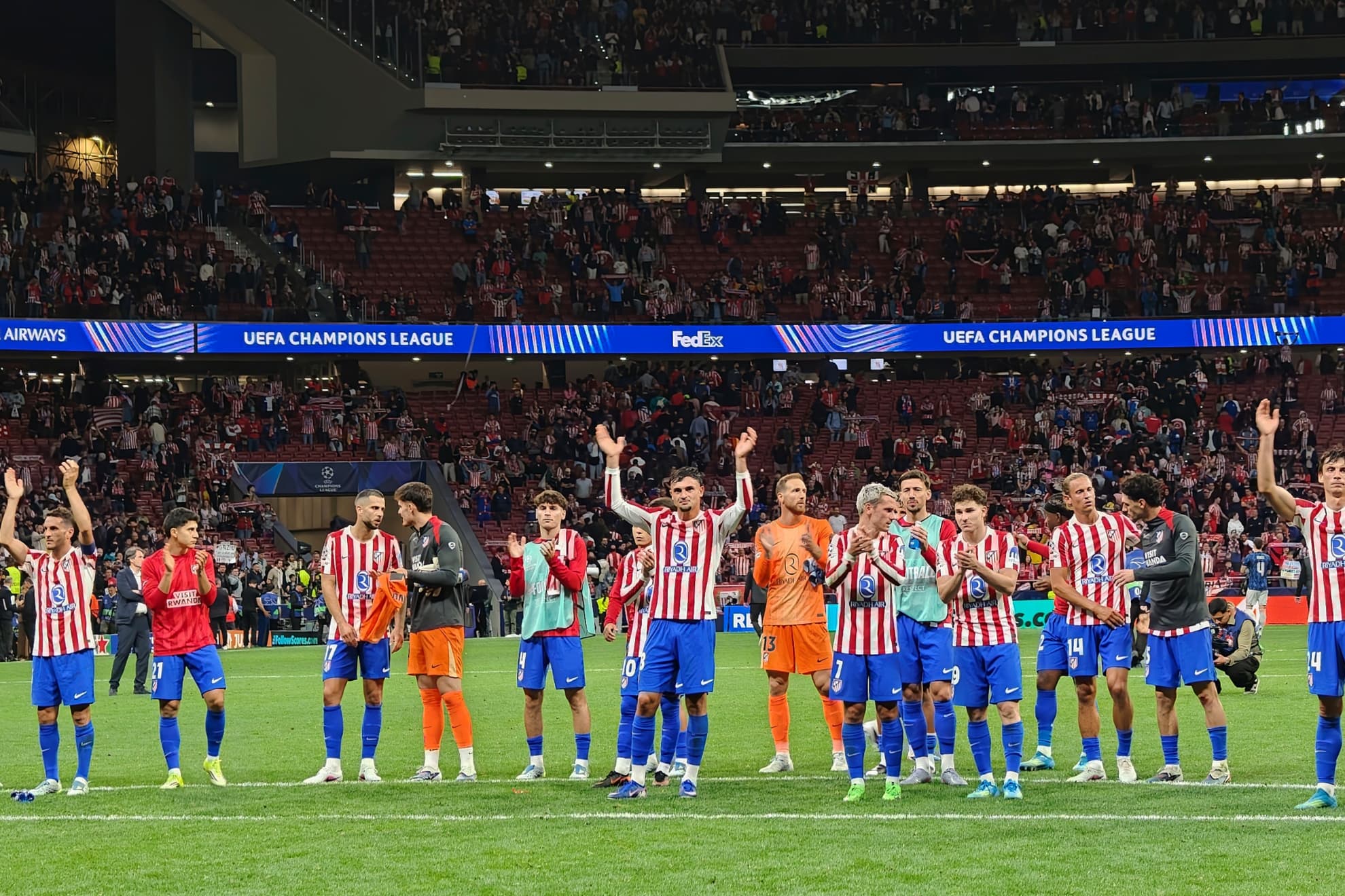 LOS JUGADORES DEL ATLÉTICO AGRADECEN A LA AFICIÓN.