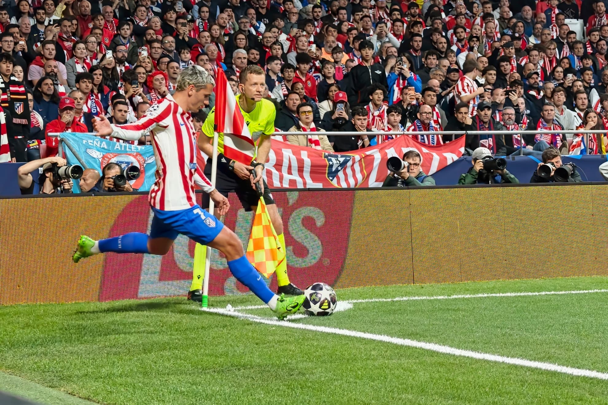 GRIEZMANN SACA UN CÓRNER.