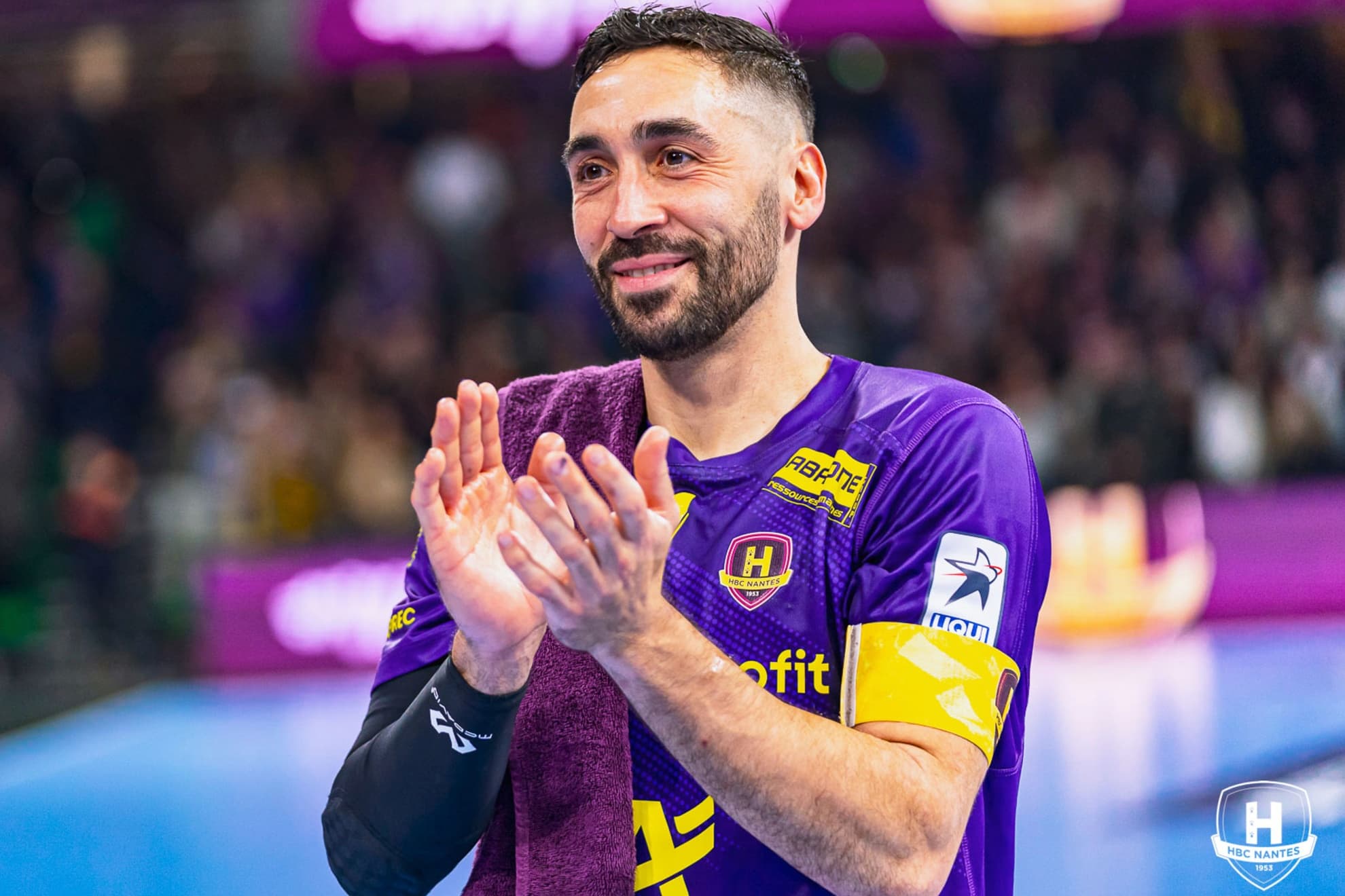 Valero Rivera Jr., capitán del Nantes, aplaude tras un partido.