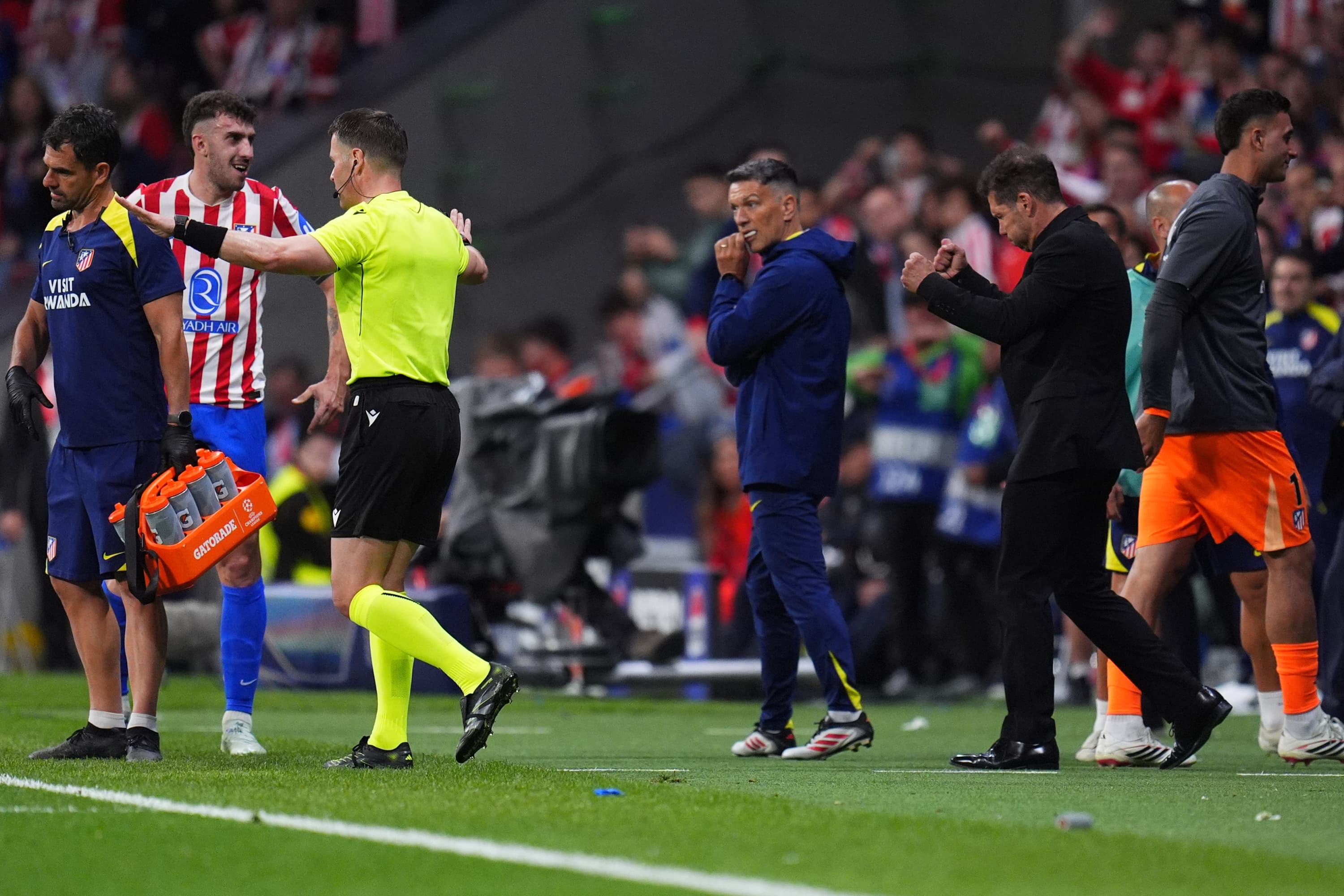 Duras críticas a Simeone por su comportamiento y presionar al árbitro en la revisión del penalti