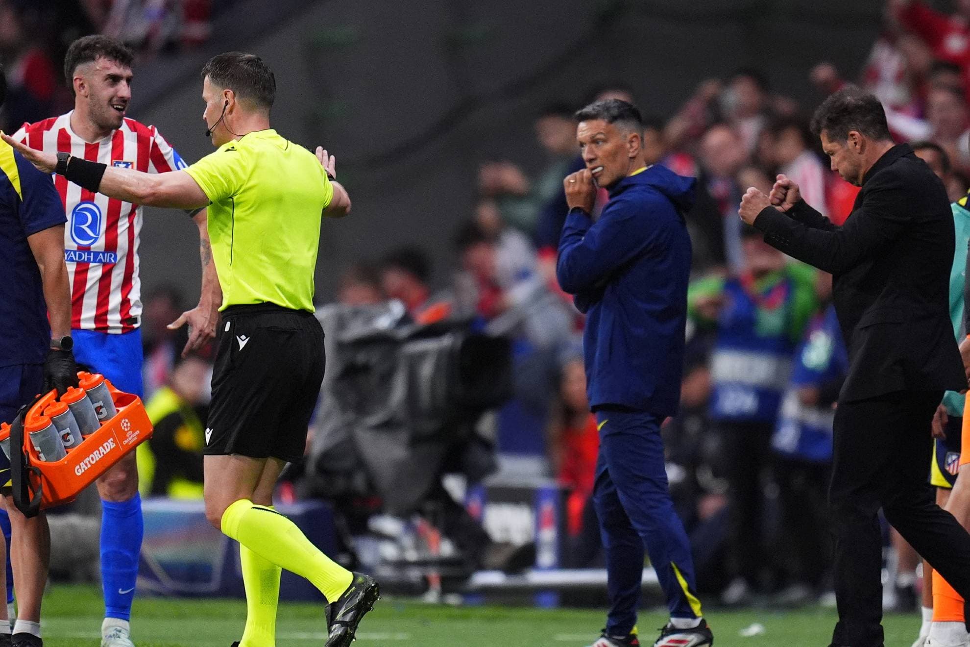 En Inglaterra lloran el "robo" al Arsenal y se ceban con Simeone: "El árbitro cedió a su drama"