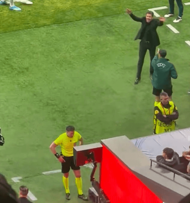 McManaman denuncia el comportamiento "atroz y horrible" de Simeone al hostigar al árbitro