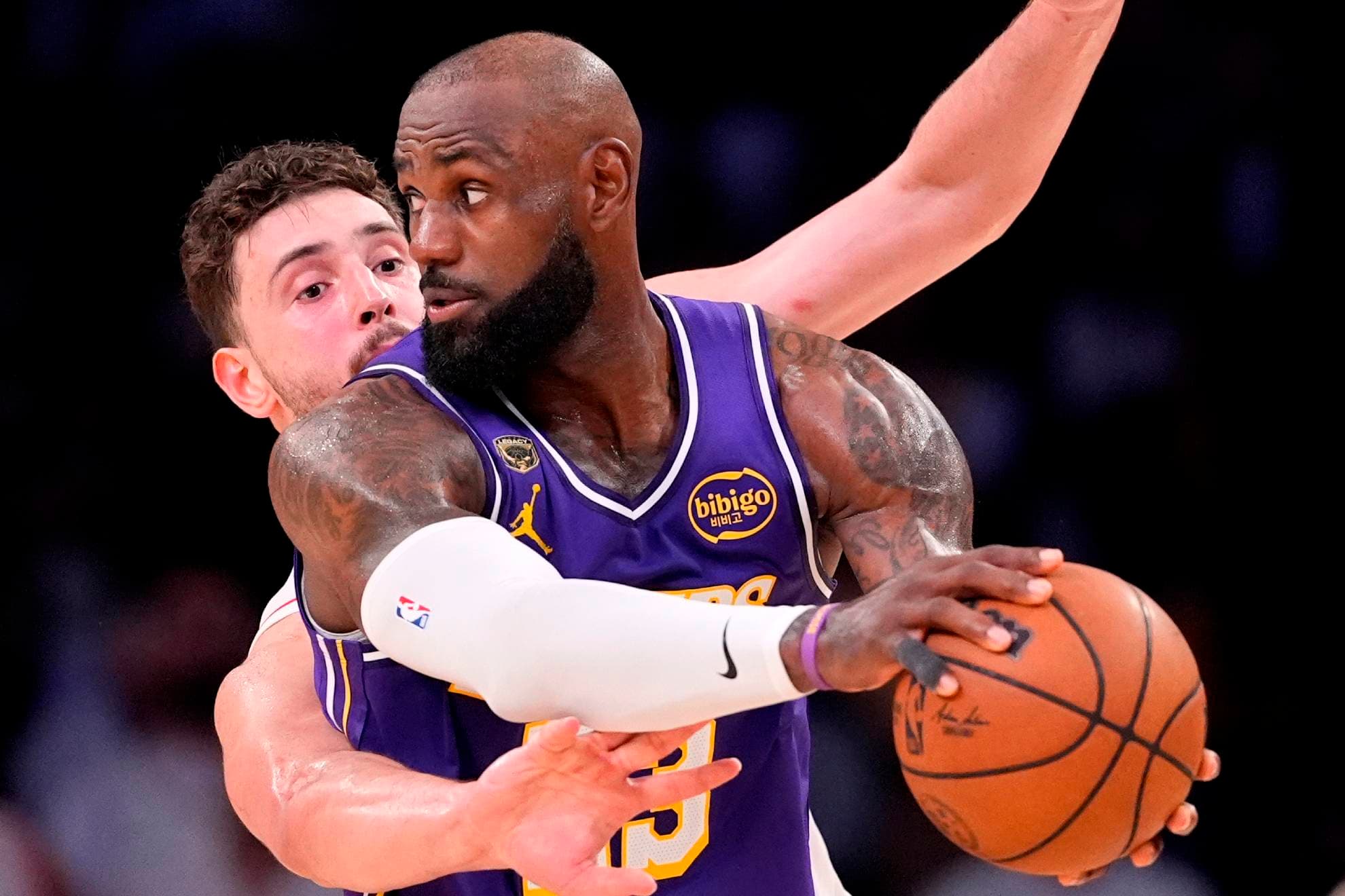 LeBron James sufre lo nunca visto en 18 años y los Lakers dejan vivos a los Rockets