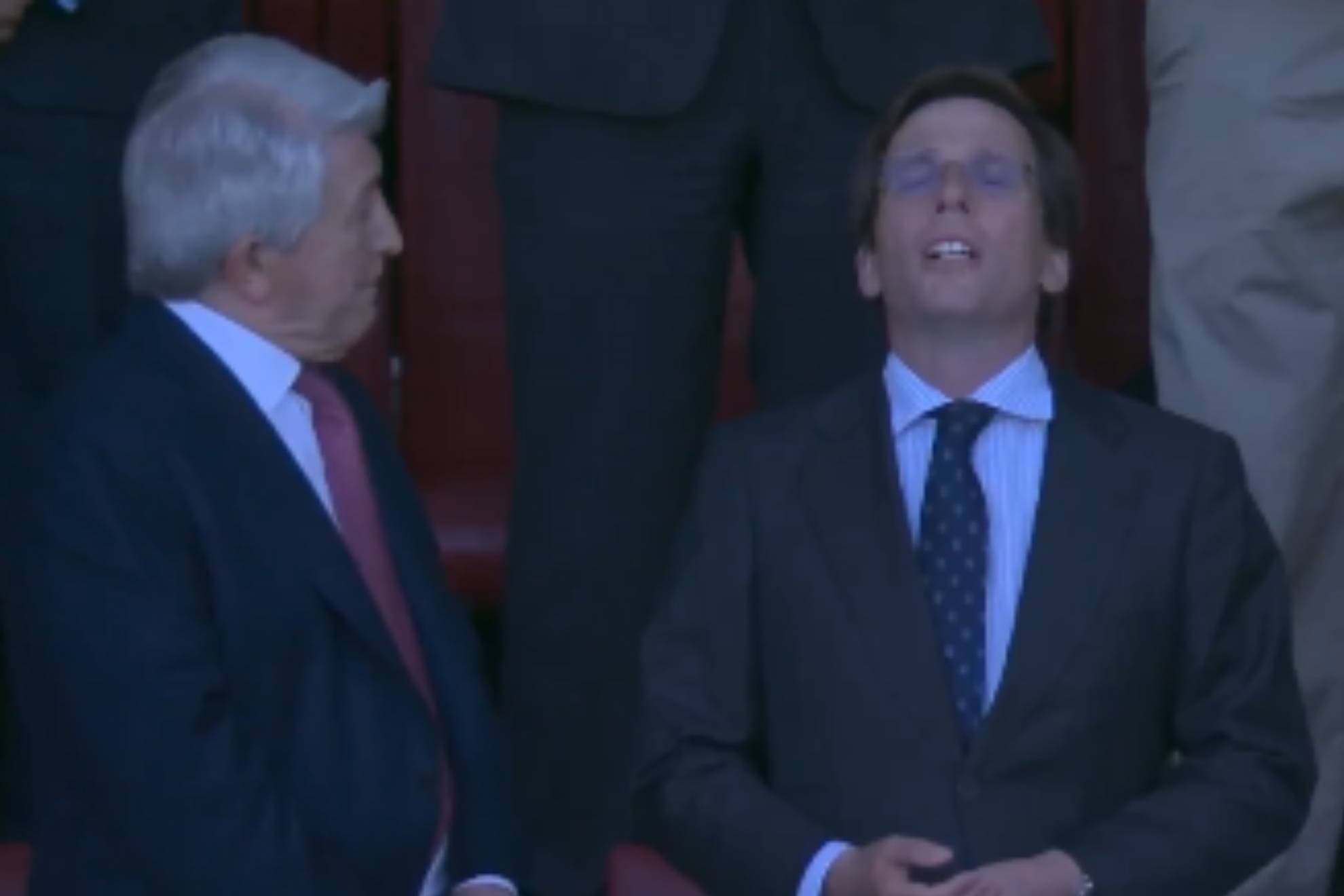 El éxtasis de Martínez-Almeida cantando el himno del Atlético en el Metropolitano junto al Rey