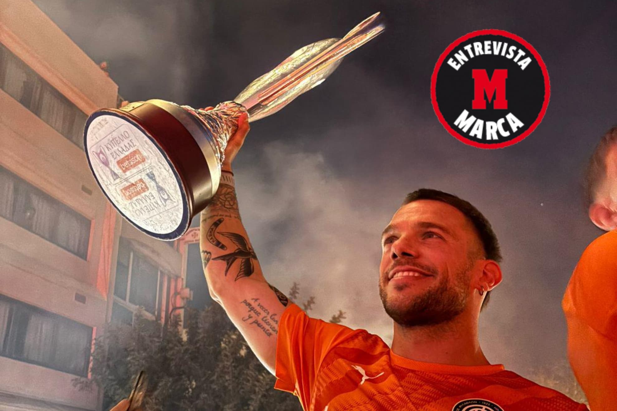 Borja González posa con la Copa de Grecia.