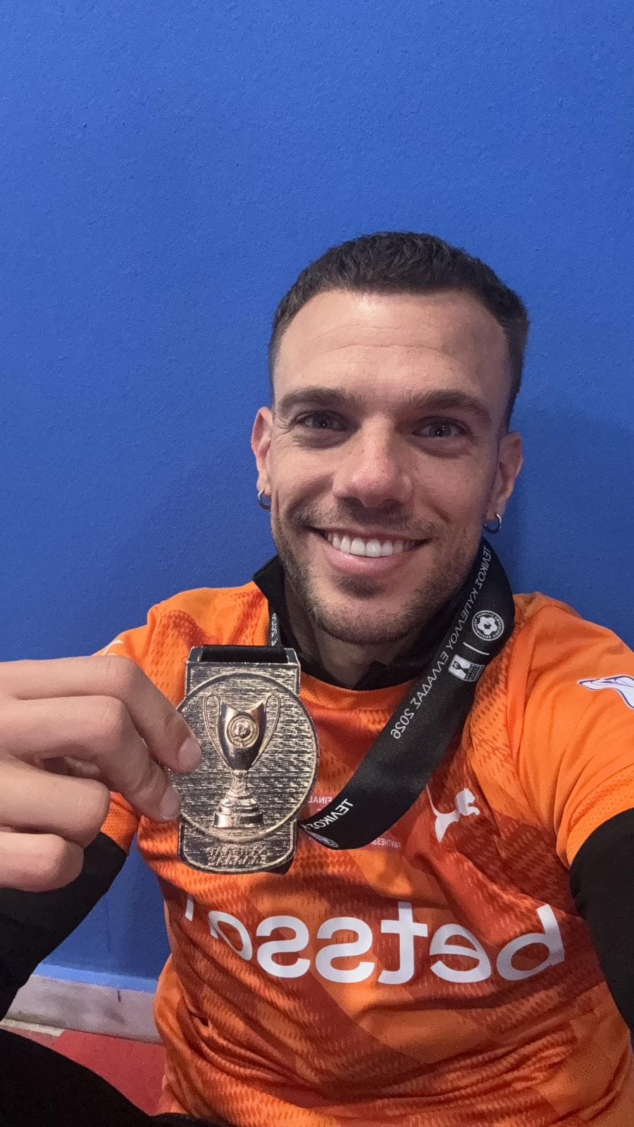 Borja González posa con la medalla de campeón.