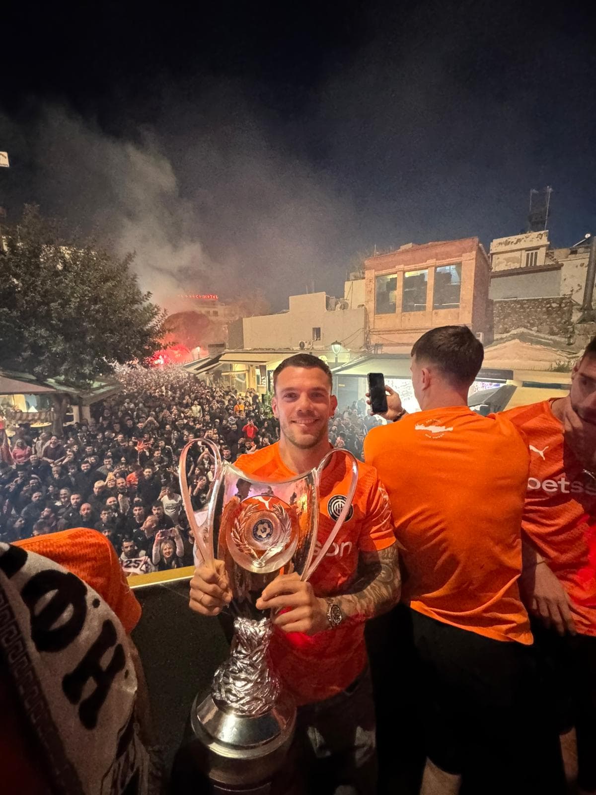 Borja González posa con la Copa de Grecia.