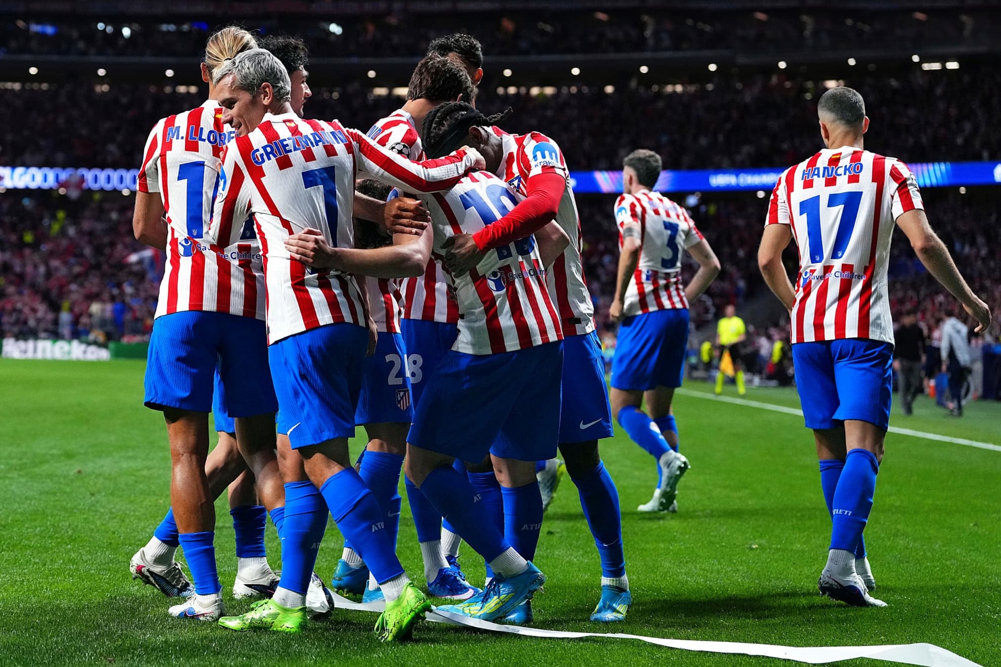 Los jugadores del Atlético celebrando el gol de Julián ante el Arsenal.