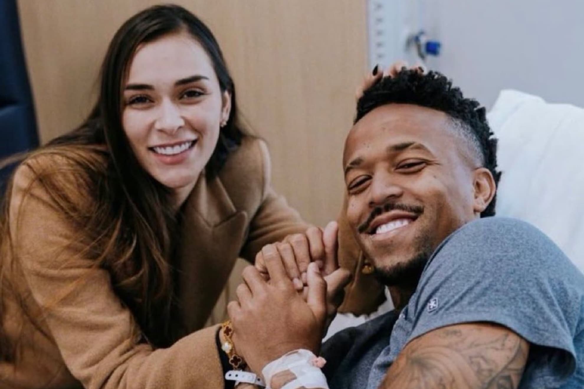 Militao y su novia Tainá tras la operación.