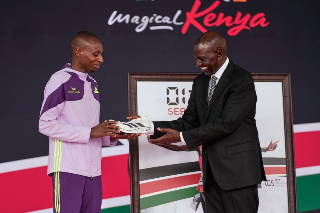 Sabastian Sawe entrega unas zapatillas William Ruto, presidente de Kenia