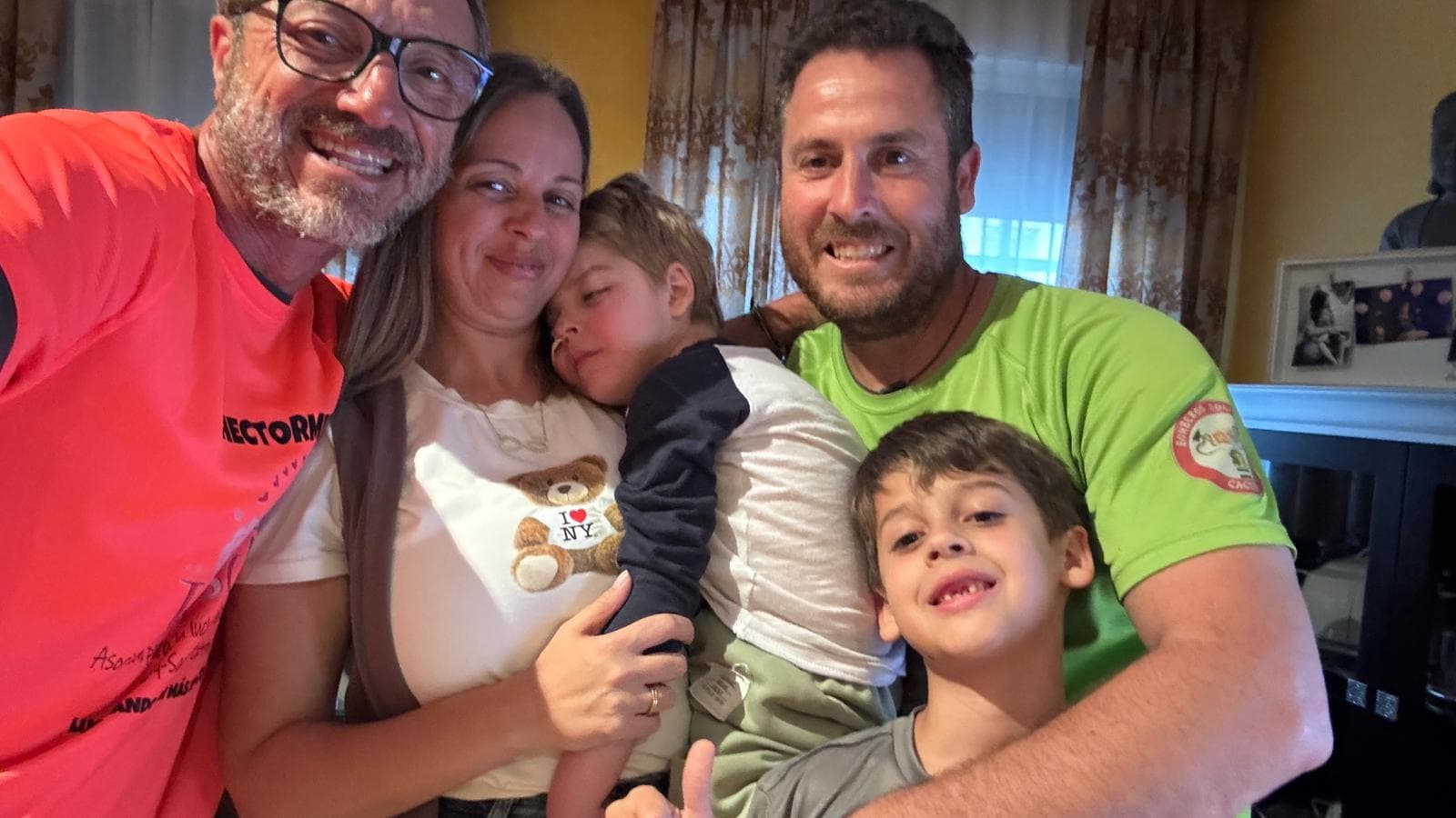 Manuel Calderón con la familia de Héctor en su casa.