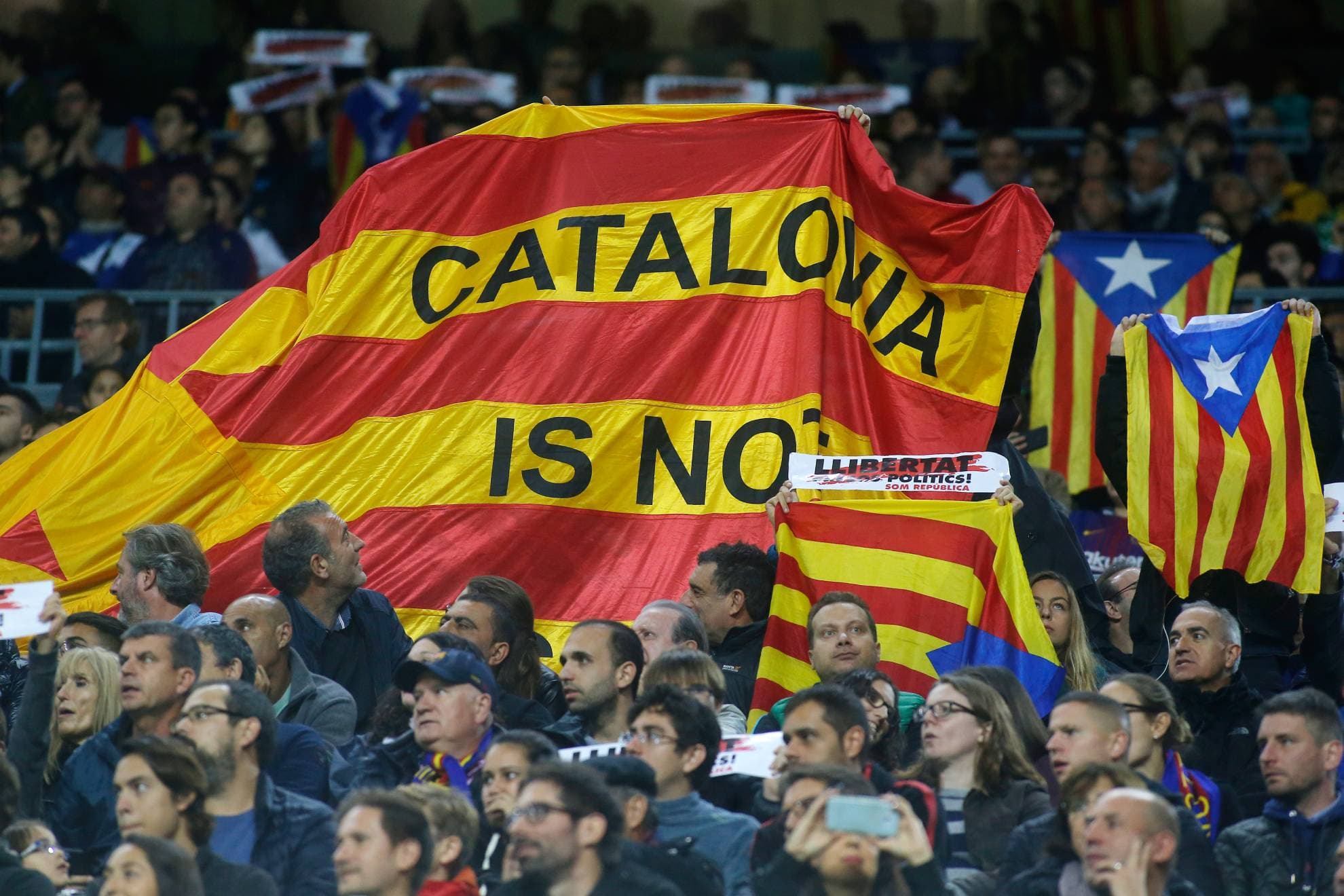 Los aficionados del Barcelona con esteladas en el Camp Nou.