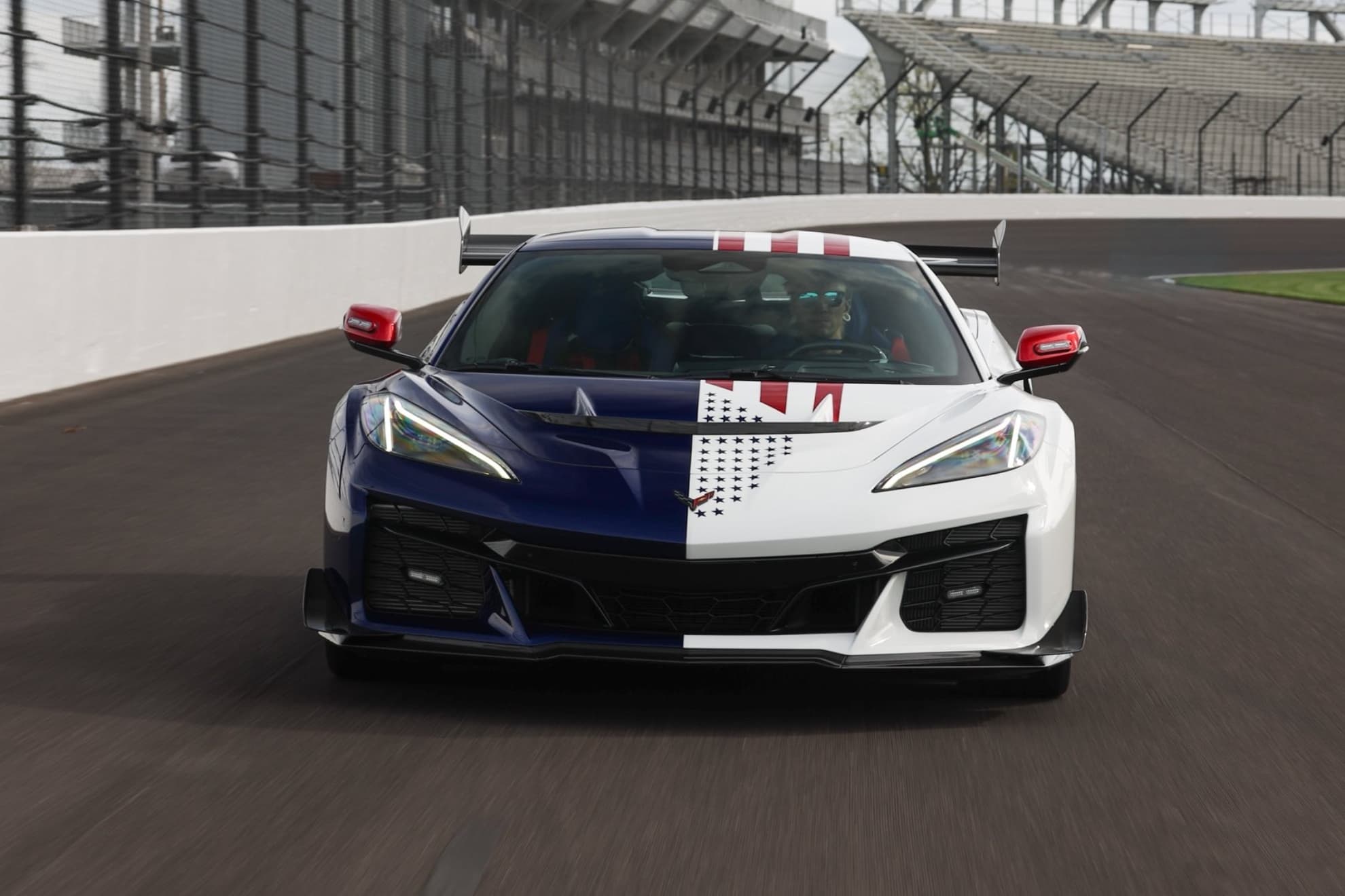 El piloto que gana las 500 Millas se lleva el Pace Car a su casa.