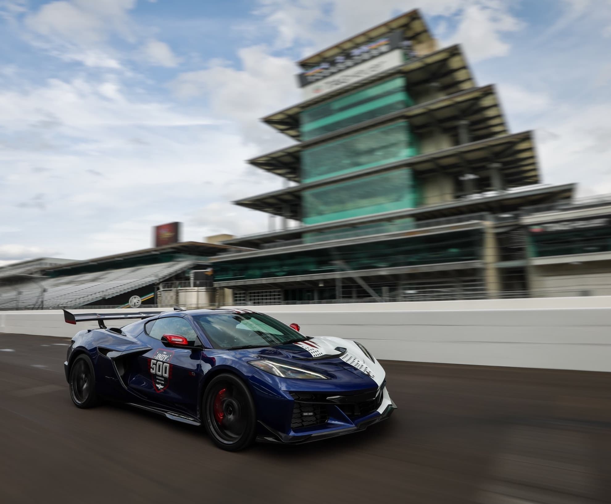 El Corvette Pace Car, frente a la simbólica Pagoda del Indianápolis Motor Speedway.