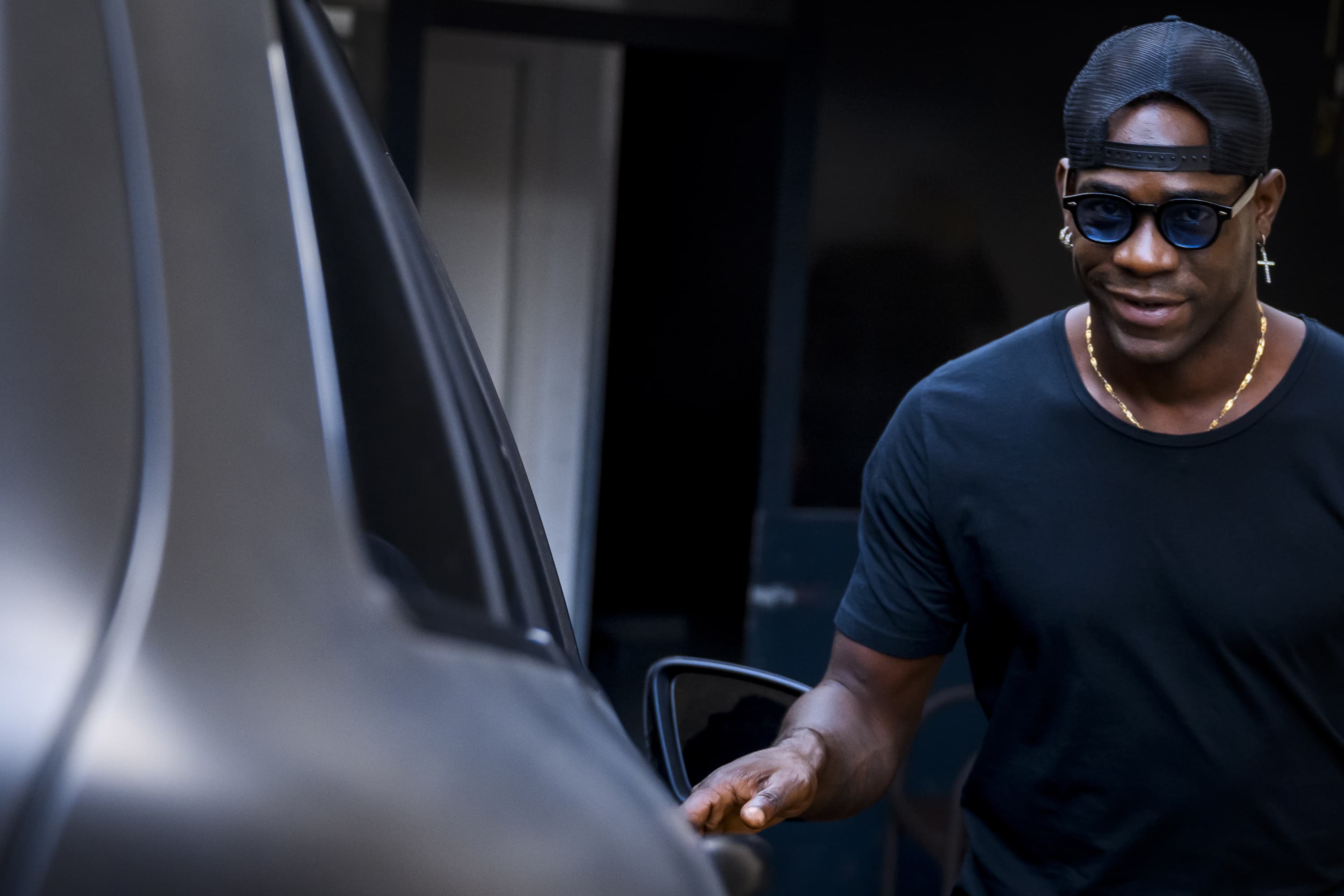 Balotelli saliendo de su coche en Italia.