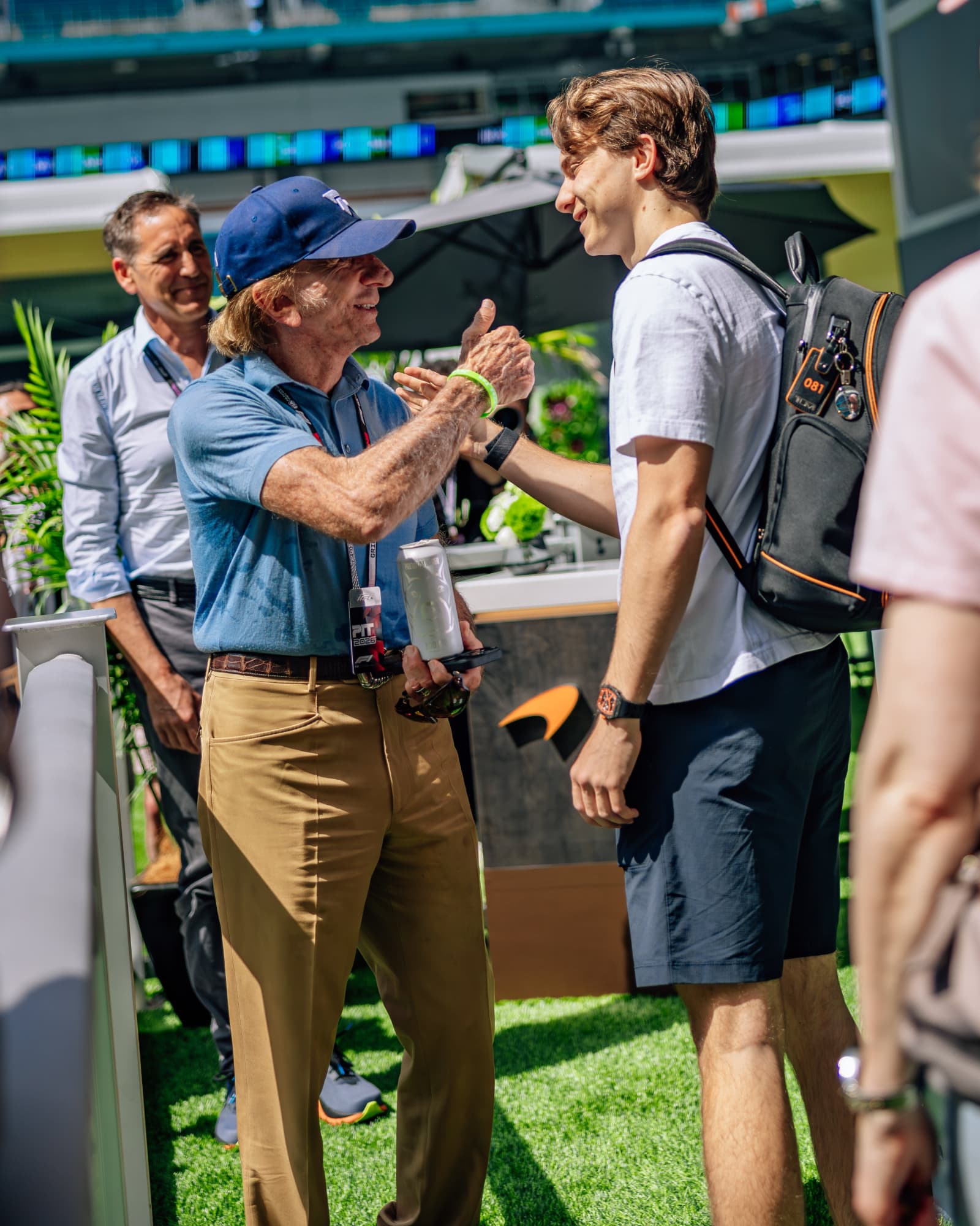 Piastri saluda a Fittipaldi en el paddock.