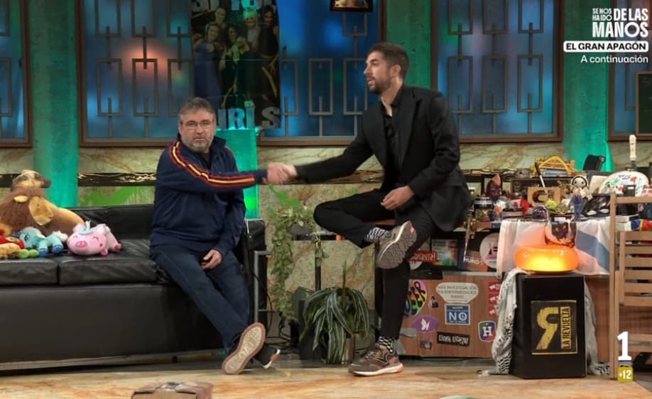 Jordi Évole y David Broncano, en 'La Revuelta'.