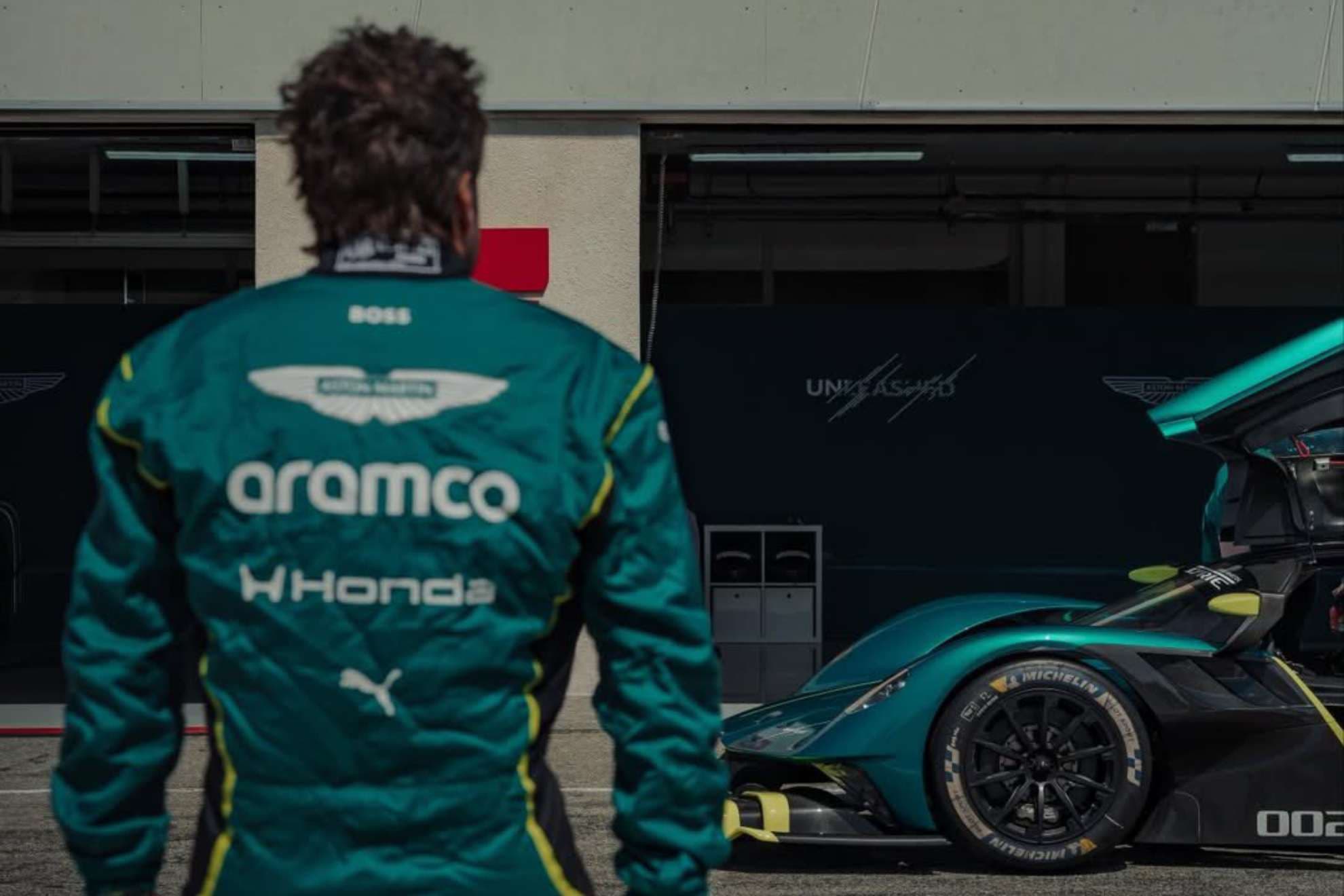 Alonso, con uno de los Aston Martin Valkyrie, en Paul Ricard.