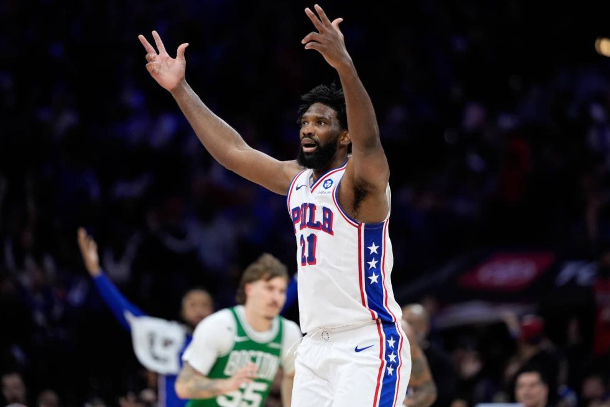 Joel Embiid celebra un triple durante el partido.