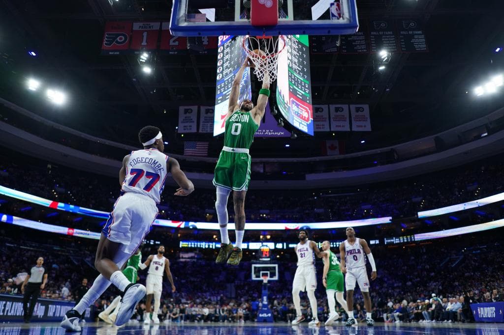 Jayson Tatum machaca el aro ante la mirada de VJ Edgecombe.