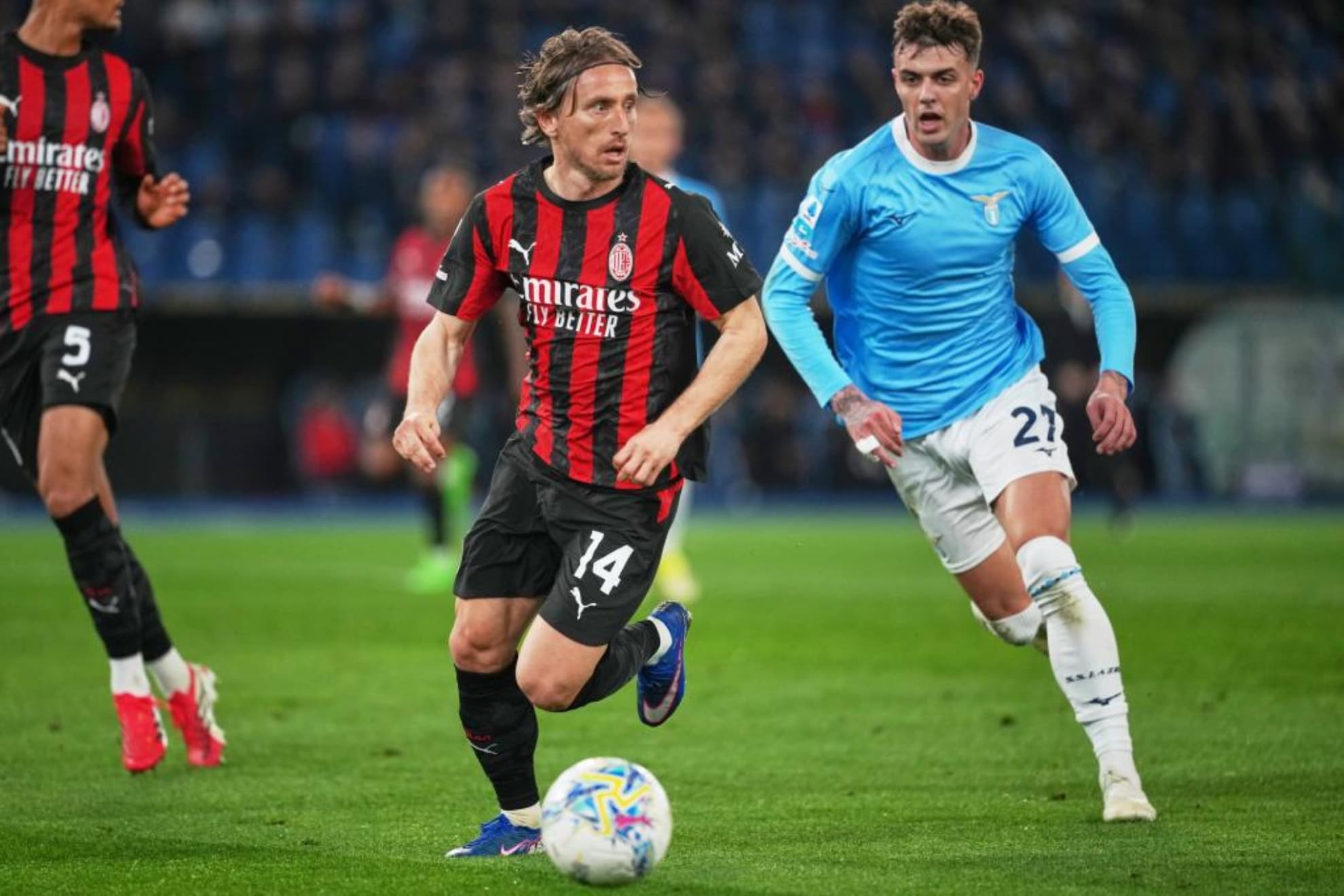 Modric, con el balón en un encuentro del Milan.