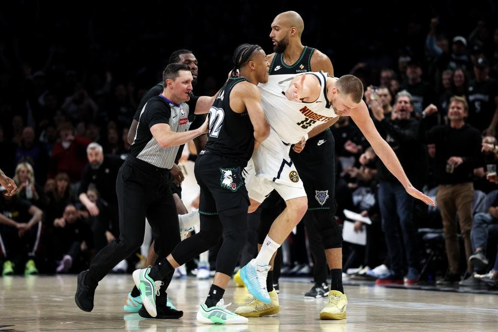 Jaylen Clark y Nikola Jokic, durante la tangana ocurrida al final del choque.