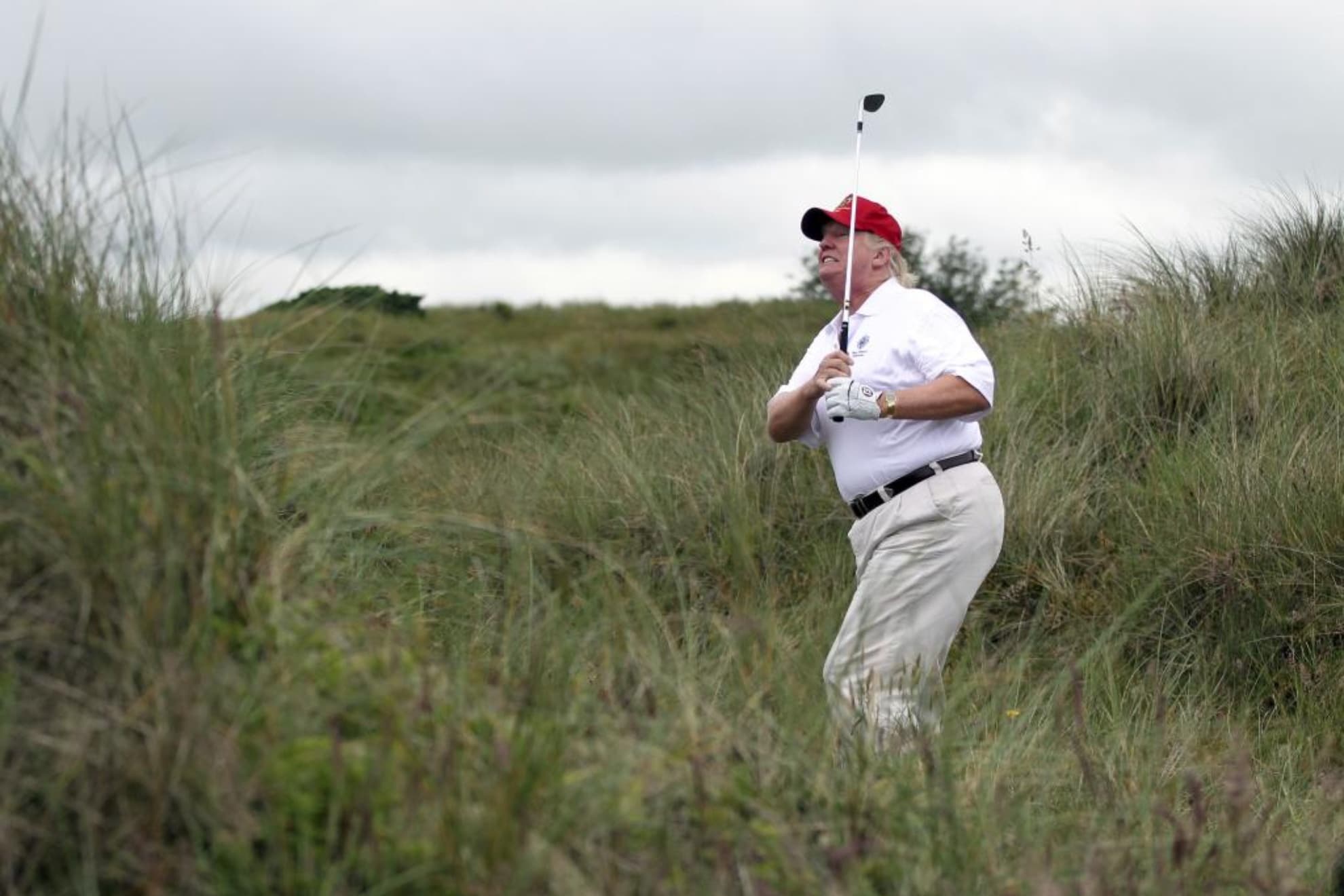 Trump, jugando al golf
