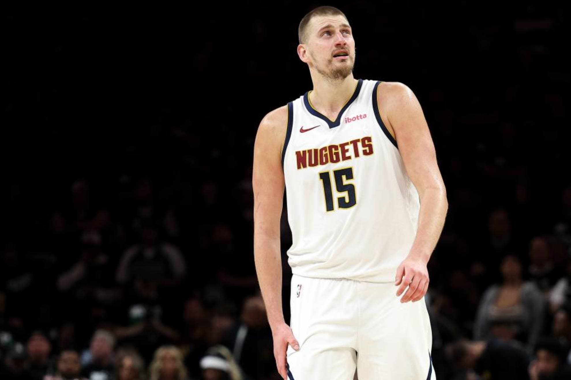 Nikola Jokic mira al tendido en una acción del partido.