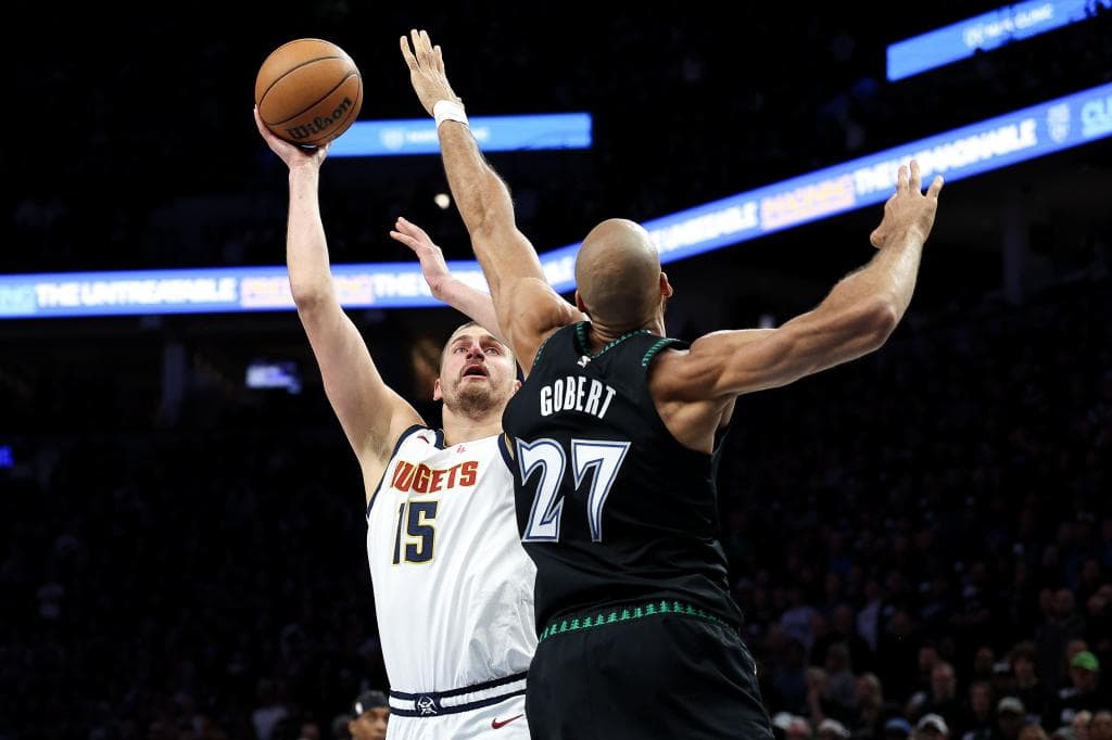 Nikola Jokic intenta un gancho ante Gobert.