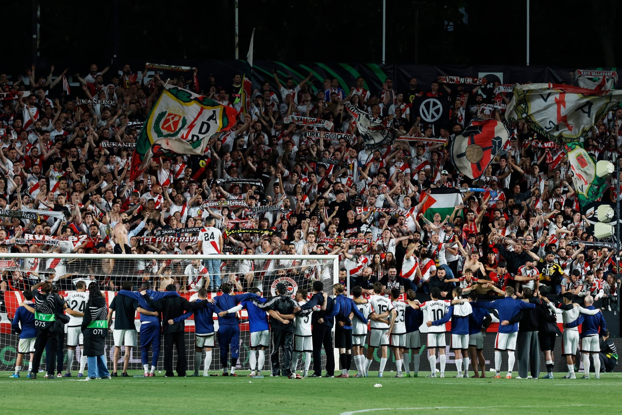 Futbolistas del Rayo celebrando con la afición tras la victoria ante el Estrasburgo.