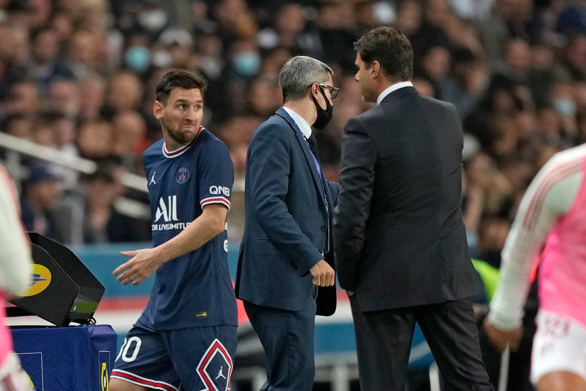 Messi y Pochettino, en el momento del cambio del astro rosarino en 2021 frente al Lyon.