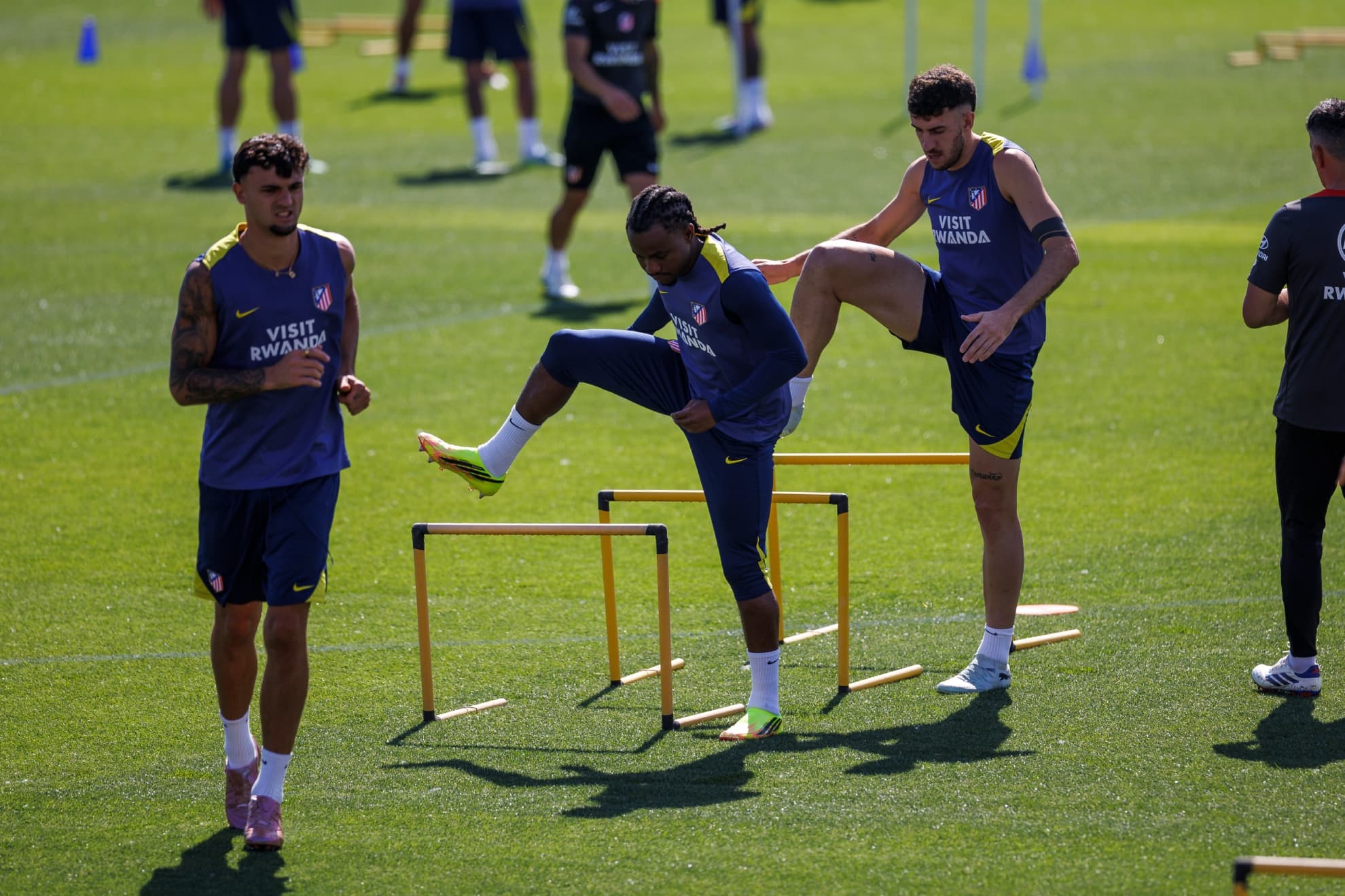Pubill, Lookman y Ruggeri, en el entrenamiento de esta mañana.