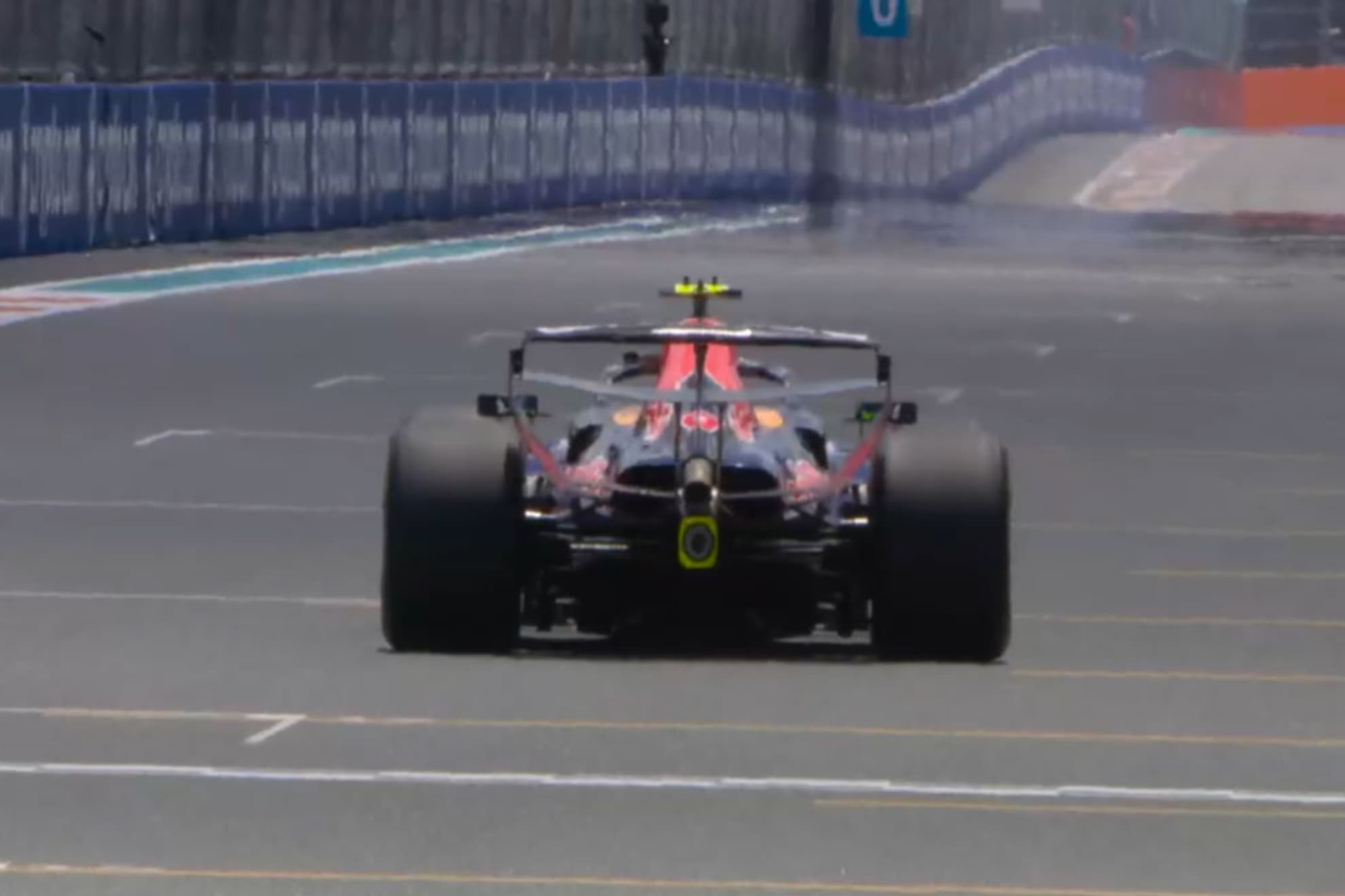 El alerón macarena en el RB22.