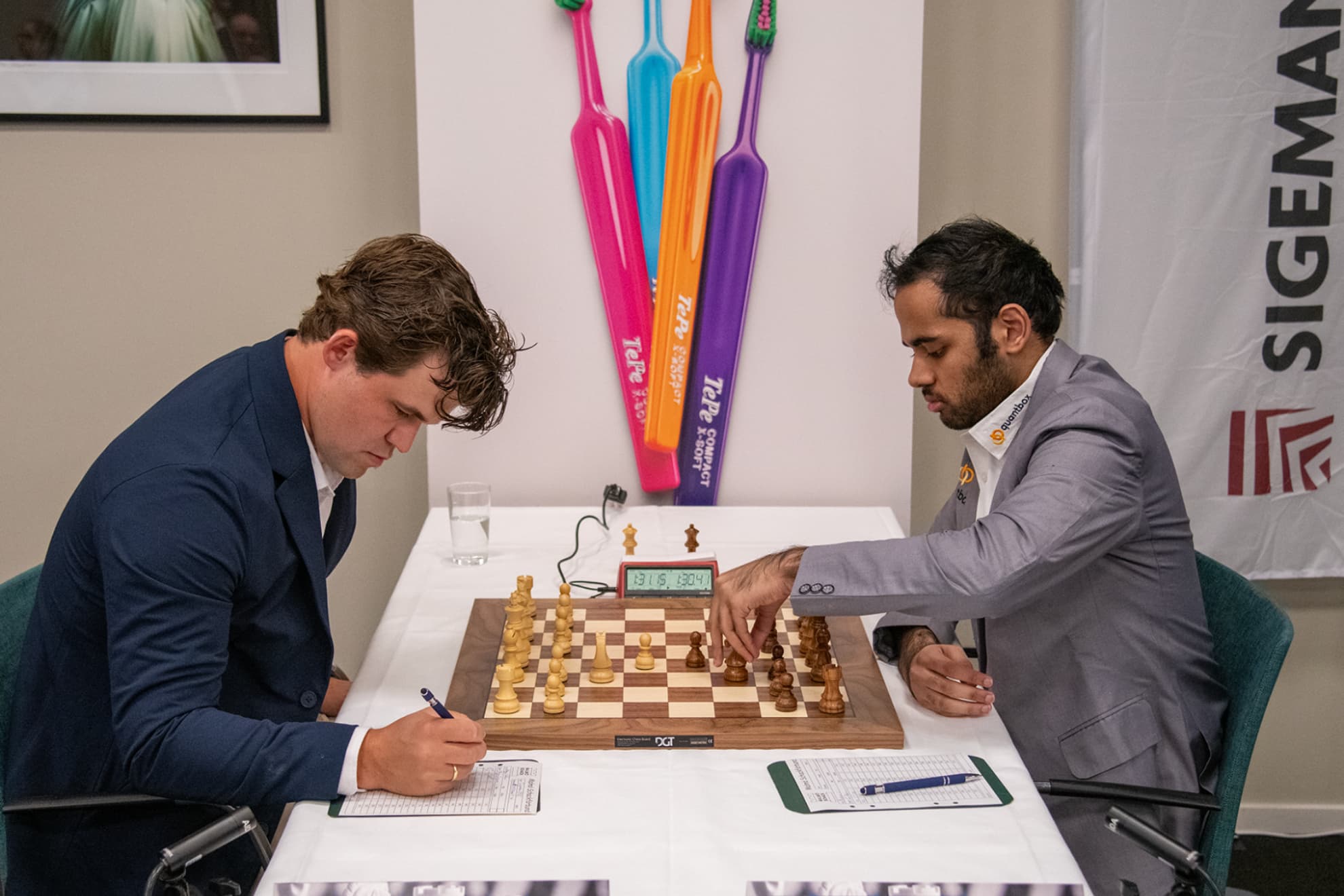 Magnus Carlsen durante su partida ante el indio Arjun Erigaisi en la primera ronda del Tepe Sigeman.