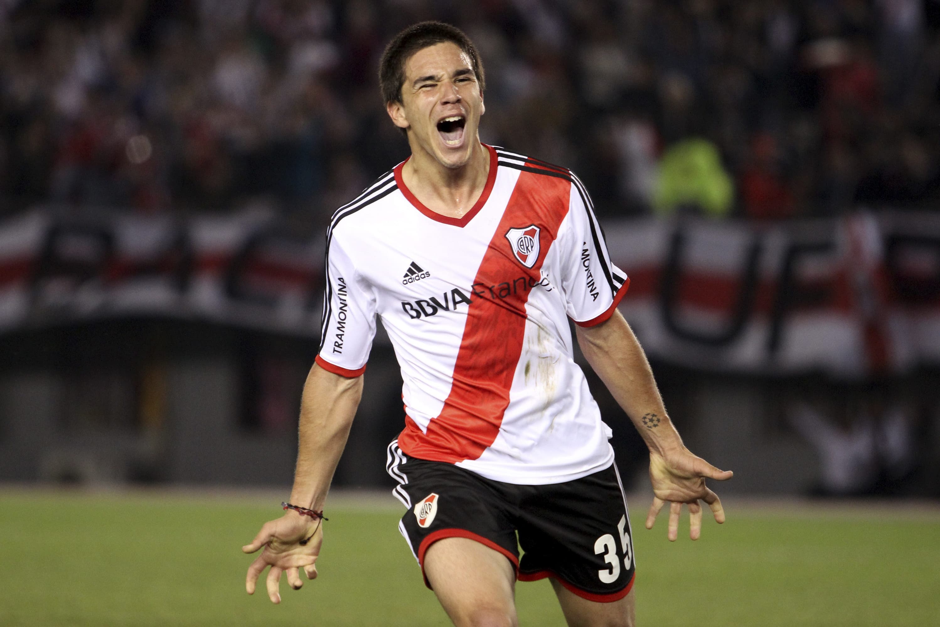 Giovanni Simeone celebrando un gol con River Plate.