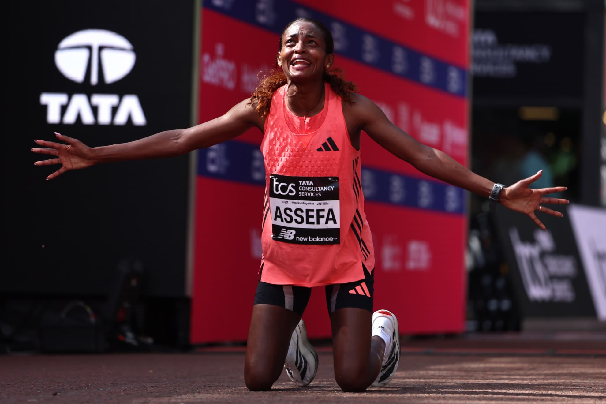 Tigst Assefa celebra de rodillas su victoria, con récord mundial incluido, en el reciente Maratón de Londres.