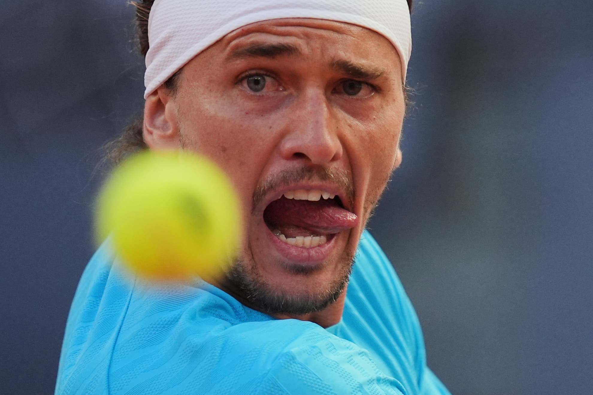 Zverev mira la pelota.