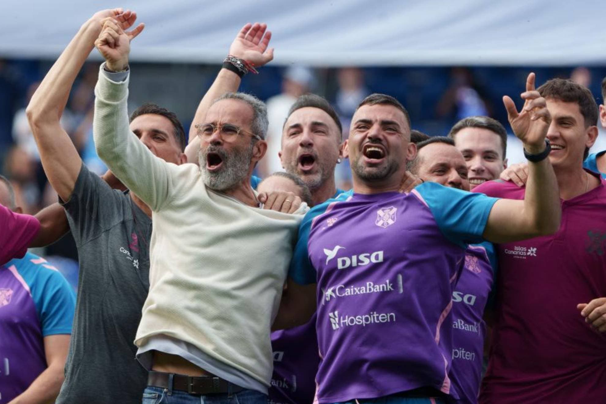 Cervera celebra el ascenso junto a su staff
