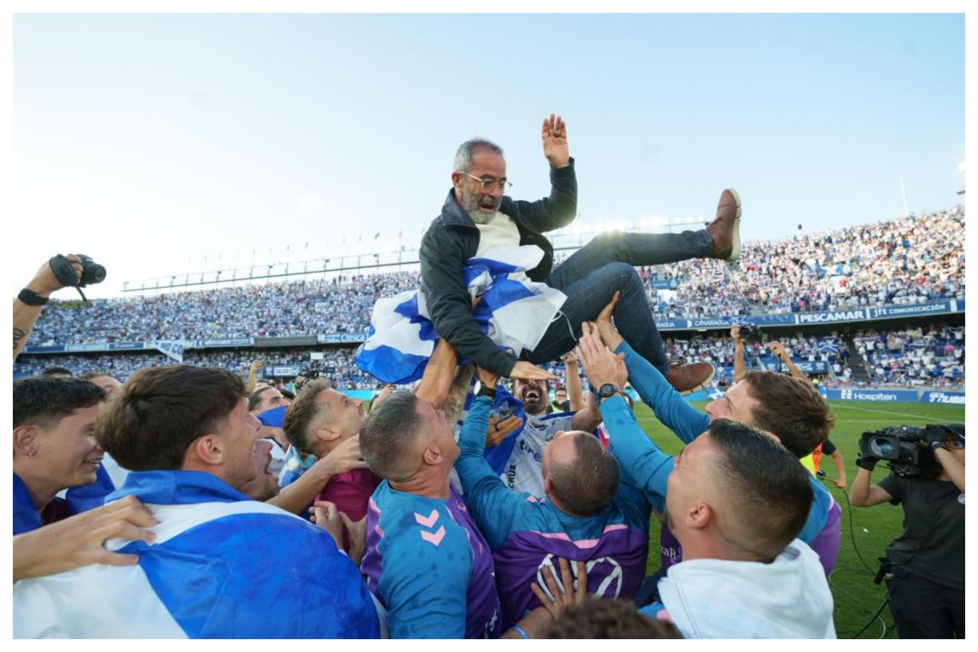 Álvaro Cervera fue manteado por sus jugadores al final del encuentro