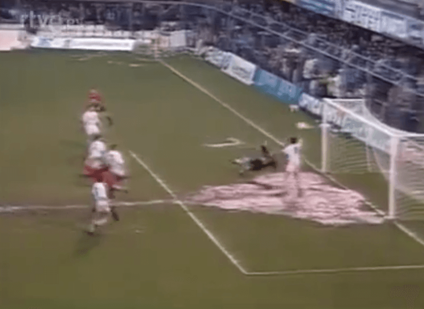 Giner despeja el balón con la mano para evitar el gol de Osasuna.