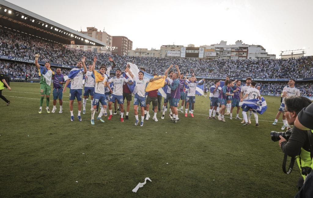 Los jugadores del Tenerife celebran el ascenso en el Heliodoro