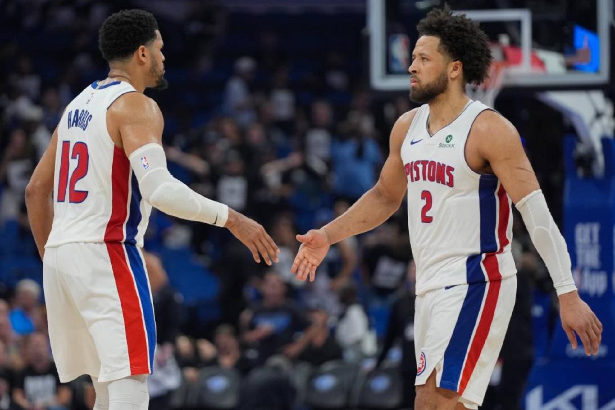 Cade Cunningham y Tobias Harris celebran una acción durante el partido.