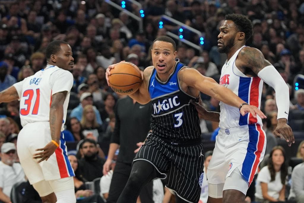 Desmond Bane intenta penetrar a canasta.
