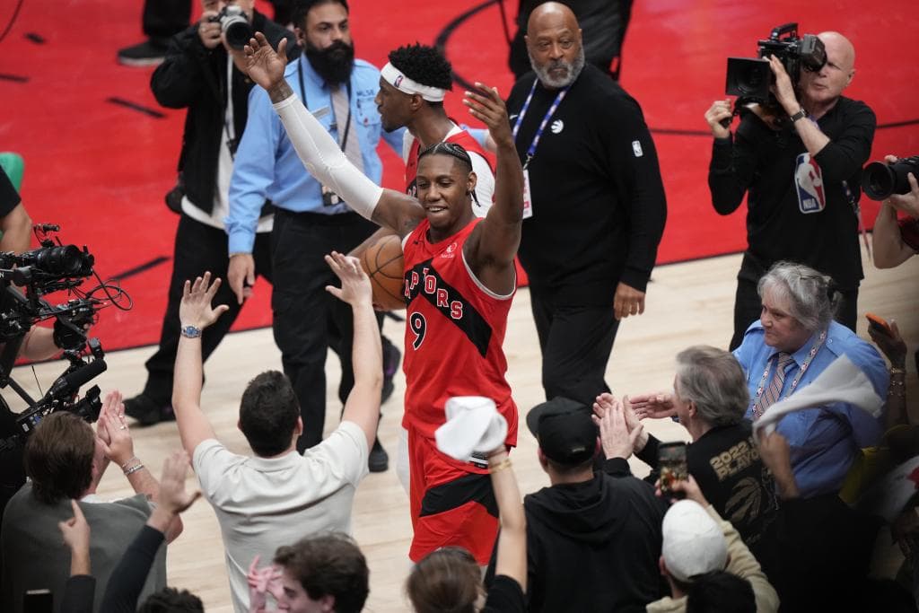RJ Barrett celebra con la afición, que se rinde a él tras el triple ganador.